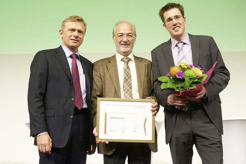 Prämiert wurde die RWE Power AG, Bergheim, für das Sicherheitsprogramm „Sicher voRWEg mit Partnerfirmen“. Ziel des Programms ist es, die Arbeitssicherheit bei Partnerfirmen von RWE Power zu erhöhen. Die Maßnahmen wirken: Bei den betreffenden Beschäftigten konnte die Unfallquote um bis zu 80 % gesenkt werden. (Bild: DGUV, LASI, BMAS)