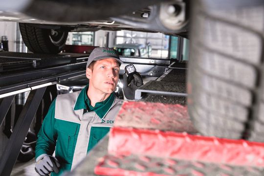 Strengere Abgasvorschriften, autonomes Fahren und Anpassung an EU-Richtlinien – die Überwacher müssen für die Hauptuntersuchung in den kommenden Jahren viele Themen im Blick behalten.(Bild:  Dekra)