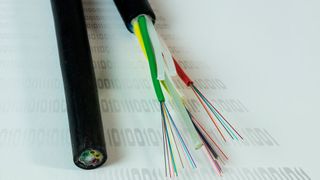 Der Standard 400GBASE Ethernet für superschnelle Rechenzentrums-Verbindungen setzt auf Hochleistungs-Glasfaser-Medien (Bild: Bernd_Kasper_pixelio.de)