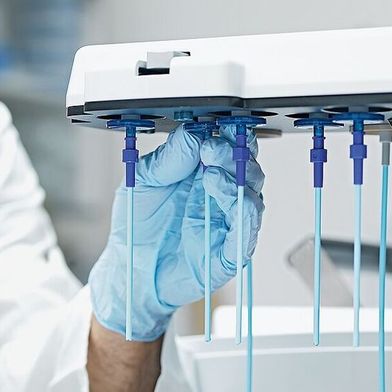 Die Sequenzier-Plattform „AXELIOS 1“ von Roche wurde unter Real-World-Bedingungen erprobt und kann ganze Genome innerhalb weniger Stunden sequenzieren. (Bild: Roche)