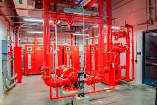 Aus der Perspektive eines Inspektionsoboters: Feuerlösch-  und Sprinklerpumpe mit Steuer und Schaltschrank Einheiten („TOTALPAC“).(Bild:  Equinix)