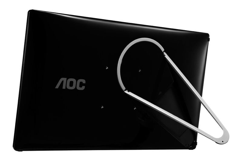Für den Transport wird der Haltebügel einfach eingeklappt. Dann passt der 17-Zöller auch in eine Notebook-Tasche. (Bild: AOC)