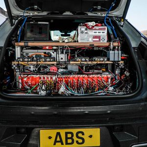 Die Testfahrzeuge sind mit umfangreicher Messtechnik ausgestattet.(Bild:  Porsche)