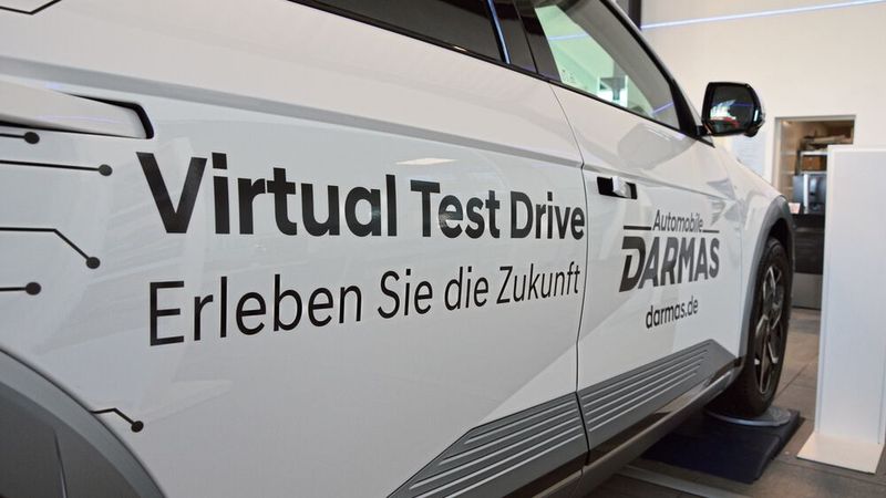 Automobile Darmas in Recklinghausen hat sich mit virtuellen Probefahrten in seinen Schauräumen an den Start begeben. Das Konzept mit Datenbrillen hat der Händler zusammen mit einem Start-up-Unternehmen aus Wien eingeführt. (Bild: Achter – VCG)