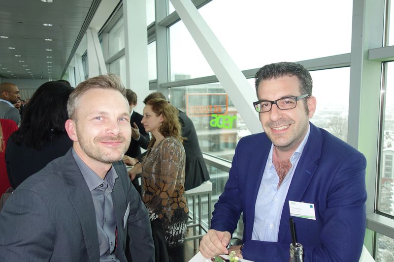 Kaffeepause für (l.) Andre Vogtschmidt, emendo, und Thomas Anyfantis, NetFactory. (Bild: IT-BUSINESS)