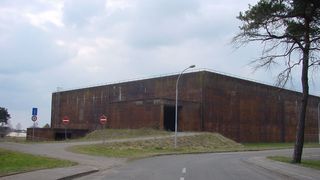 Im Angebot: Der Bunker in Weeze soll an einen Logistikdienstleister veräußert werden, der auch die Infrastruktur des Flughafens nutzen könnte.  (Bild: Airport Weeze)
