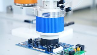 Der Stiftvorhang unten am Greifer sorgt dafür, dass Bauteile nicht beschädigt werden. (Schmalz)