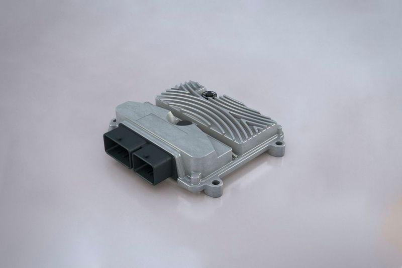 Sensor-Technik Wiedemann (STW) präsentiert zur SPS IPC Drives 2017 den ersten Vertreter seiner vierten Generation von Steuerungen für mobile Anwendungen. Die ESX-4CS-GW soll als frei programmierbares Kommunikationsgateway durch eine neue Prozessorarchitektur überzeugen und wird durch die STW-Entwicklungsumgebung openSYDE unterstützt. Als Kommunikationsgateway bietet die ESX-4CS-GW neben 6 CAN-Schnittstellen einen 4-Port-Ethernetswitch eine LIN- und eine RS232-Schnittstelle. Mit zusätzlich 14 analogen und digitalen Ein- und Ausgängen in der Standardkonfiguration kann die frei programmierbare ESX-4CS-GW zusätzlich kleine Aufgaben des Sensor-Aktor-Managements übernehmen.  Sensor-Technik Wiedemann auf der SPS IPC Drives: Halle 7, Stand 150 (Bild: Sensor-Technik Wiedemann)