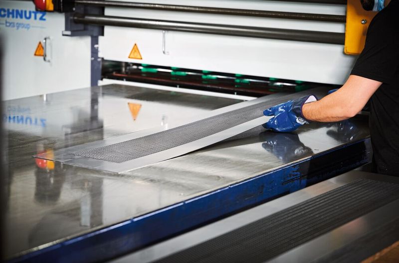  Fertigung und Verarbeitung von Lochblechen. (Bild: Schnutz)