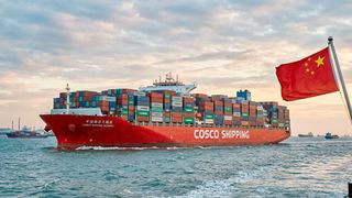 Chinesische Waren reisen öfter ins Ausland als auswärtige Waren nach China. Auch im August hat die zweitgrößte Volkswirtschaft wieder mehr exportiert und damit für einen satten Zuwachs in puncto Handelsüberschuss gesorgt. Das gefällt nicht jedem ... (Bild: KI-generiert)