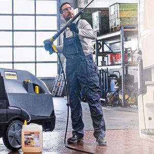 Die neuen Heißwasser-Hochdruckreiniger der Mittel- und Superklasse bieten eine verbesserte Ergonomie. Dazu gehören eine kraftsparende Handhabung der Hochdruckpistole, praktische Aufbewahrungsmöglichkeiten auf dem Gerät für Lanze, Netzkabel, Düsen und Werkzeug sowie die einfache Aktivierung der Dampfstufe durch eine Öffnung in der Abdeckung.(Bild:  Kärcher)