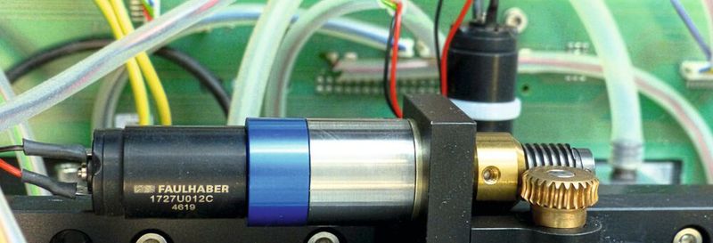 Abb. 4: DC-Kleinstmotor mit Vorschub am Abstapler des Magazins.