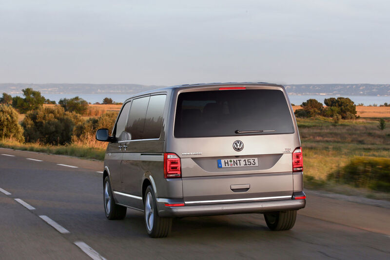 Die neuen Rückleuchten und die waagrechte Sicke, die die Breite des Multivans betont, sind charakteristisch für das Heck. (Volkswagen)