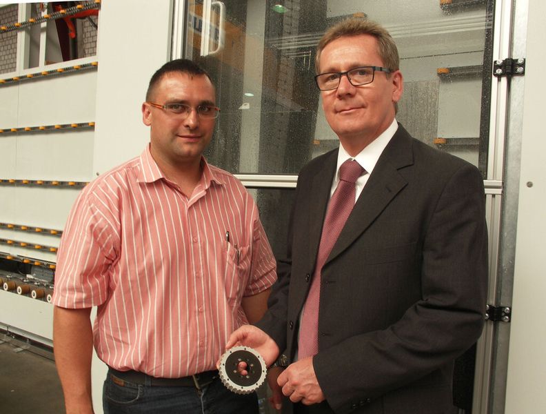 Enrico Sperling (tmb) und Thomas Sommerweiß (Igus). (Bild: Igus)