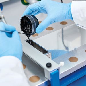 Kathodenmaterialien bringen Elektromobilität weiter voran - Für die Herstellung von kleinen Testbatterien gießt eine wissenschaftliche Mitarbeiterin von BASF eine Paste aus Kathodenmaterial auf eine Aluminiumfolie. Anschließend wird die gegossene Folie getrocknet und verdichtet. Sie wird später als Kathode (Pluspol) in einer Lithium-Ionen-Batterie verbaut.