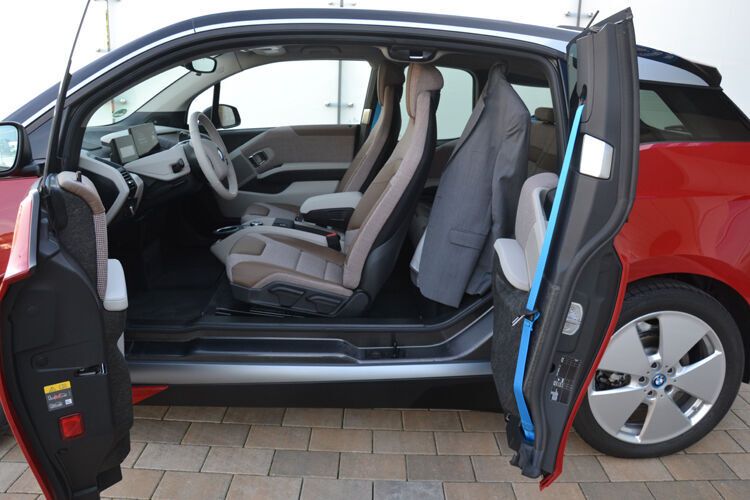 Augenfällig wird das unter anderem beim Türenkonzept. In diesem Fall zudem besonders chic sind die blauen Sicherheitsgurte. (Michel / »kfz-betrieb«)