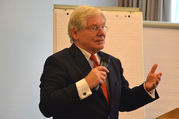 Branchenanwalt Prof. Dr. Christian Genzow erörterte die juristischen Aspekte des Regelwerks. Sein Fazit: Fiat schafft sich freie Hand bei allen Standards.  (Foto: Mauritz)