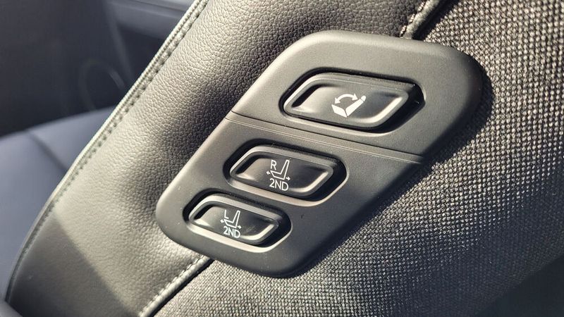 8. Die Relaxsitze vorne: Sie sind nicht nur sehr bequem und ermöglichen es, während der (hoffentlich recht kurzen) Ladepause einen kurzen Powernap zu machen. Sie können per Knopf an der Seite auch von der Rückbank aus verstellt werden. (Bild: Wehner/Vogel Communications Group)