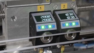 Elektronische Positionsanzeigen AP10 von Siko für Formatverstellungen: Die Status-LEDs leuchten grün, da Ist- und Soll-Wert exakt übereinstimmen. (Bild: ROVEMA GmbH)