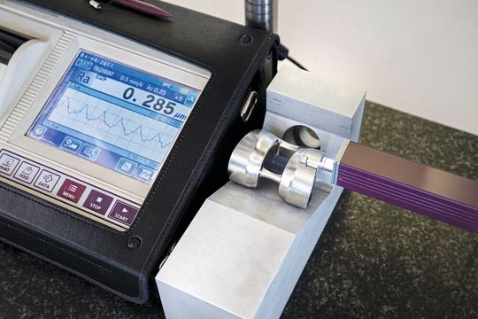 Alles perfekt? Messen der Oberflächengüte, die mit Ra = 0,285 unterhalb der Toleranzgrenze von Ra = 0,4 liegt.(Bild:  Thomas Entzeroth)