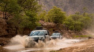 Nachdem der Defender in 70 Jahren ohne nennenswerte Designänderung zur Ikone gereift ist, bekommt er nun radikales Facelift mit Wiedererkennungswert. (Bild: Land Rover)