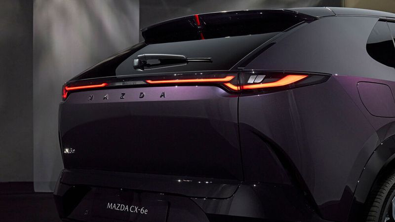 Die Käufer haben sie Wahl zwischen sieben Außenfarben, darunter die neue Lackierung Nightfall Violet, ein glänzender Farbton, der je nach Lichteinfall zwischen schimmerndem Purpur und fast schwarzem Schatten wechselt. (Bild: Mazda)