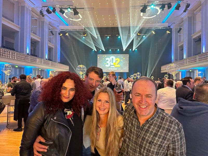 Besa und Michael Hase (IT-BUSINESS) mit Isabelle von Künssberg und Thorsten Podzimek (SAC). (Bild: Vogel IT-Medien)