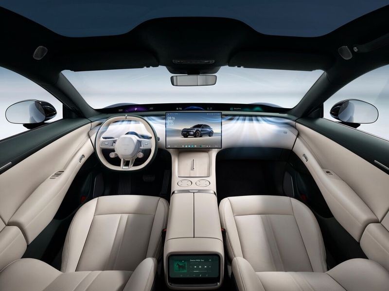 Das puristische Cockpit wird von einem großen Bildschirm dominiert. (Bild: Xiaomi)