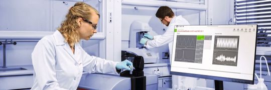 Abb.4: Mittels Charakterisierungsmethoden lässt sich die Verarbeitung vom Graphen-Pulver über die Dispersion bis zur fertigen Schicht verfolgen.(Bild:  Anton Paar)