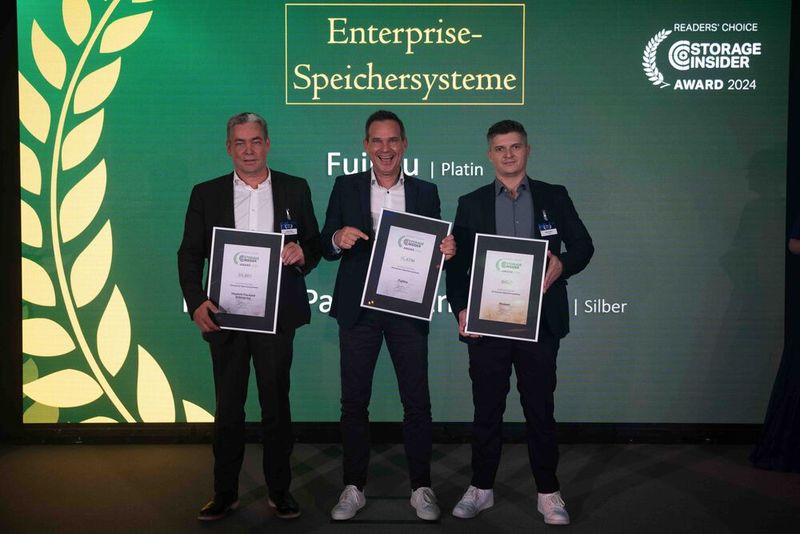 Skalierbare und Scale-Out-fähige Storage-Systeme mit großer Kapazität und hoher Performance finden ihre Berücksichtigung in der Kategorie „Enterprise-Speichersysteme“. Die Awards dafür nehmen entgegen : Jürgen Marz (Hewlett Packard Enterprise, Silber), Stefan Roth (Fujitsu, Platin) und Marius Milla (Huawei, Gold). (Bild: Manuel Emme Fotografie)