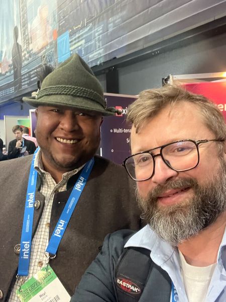 Zwei Bayern auf dem CloudFest: Royi Eltink (System4) und Stefan Riedl (IT-BUSINESS). (Bild: IT-BUSINESS)