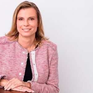Inka Koljonen wird ab dem 1. September 2020 neue Chief Financial Officer bei der SAF-Holland Gruppe. In der dieser Position verantwortet sie künftig die Bereiche Finanzen, Rechnungswesen und Controlling, IT, Recht und Compliance, Internal Audit sowie Investor Relations und Corporate Communications. Die 46-Jährige folgt auf Matthias Heiden, der das Unternehmen zum 30.Juni 2020 verlassen wird.
 
In der Übergangszeit wird der CEO Alexander Geis den CFO Bereich kommissarisch verantworten. Unterstützung erhält er dabei von den Financial Experts im Board of Directors, Ingrid Jägering und Martin Kleinschmitt. 

Inka Koljonen hat einen Masterabschluss der Münchener Ludwig-Maximilians-Universität in Business Administration (Dipl.-Kffr.). Bei MTU Aero Engines war sie zunächst im Controlling tätig und verantwortete später den Bereich Investor Relations. Nach einer weiteren Station bei Siemens als CFO für Russland ist sie derzeit noch CFO der Business Unit Catalys bei Clariant.