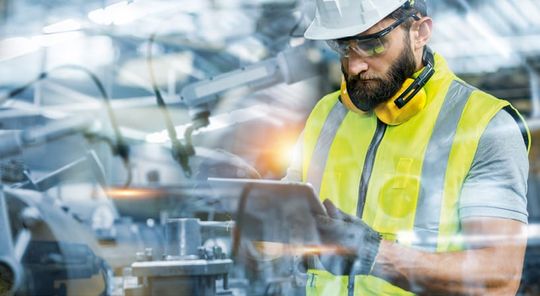 (Eine MES-Lösung ist die Voraussetzung dafür, das Potenzial von IoT zu nutzen. Bild: KPs Photography/AdobeStock)