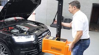 Bei Fahrzeugen mit Matrix-LED-, aber auch Xenonsystemen mit Abblendassistenten stoßen analoge Scheinwerfer-Einstell-Prüfgeräte schnell an Grenzen. Ohne professionelles Digital-SEP werden Werkstätten bei Einstellarbeiten Herstellervorgaben kaum gerecht. (Bild: Dominsky/ »kfz-betrieb«)