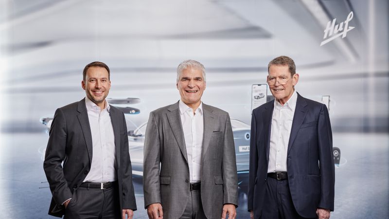 Der portugiesische Zulieferer Sodecia ist bei Huf eingestiegen (von links): Florian Gräf, stellvertretender Beiratsvorsitzender bei Huf, Rui Monteiro, Gesellschafter und CEO von Sodecia, Ulrich Hülsbeck, Beiratsvorsitzender bei Huf.(Bild:  Huf Group)