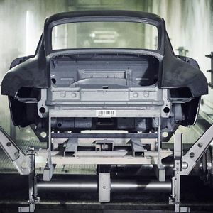 Zunächst bekam die Rohkarosse...(Bild:  Porsche)