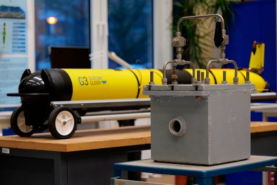 Das ist der Prototyp des Energiesystems, das sogenannten Ozeangleitern (einer ist im Hintergrund zu sehen) die Energieversorgung erleichtern soll. Entwickelt wurde es am Helmholtz-Institut Hereon. Wie es heißt, funktioniert es wie die Kiemen von Fischen.(Bild:  Hereon / S. Niemann)