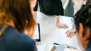 In der Chemie- und Pharmabranche kamen laut IG BCE Ende 2022 auf gut 580.000 Beschäftigte rund 25.000 Auszubildende aller Jahrgänge. (Bild: frei lizenziert)