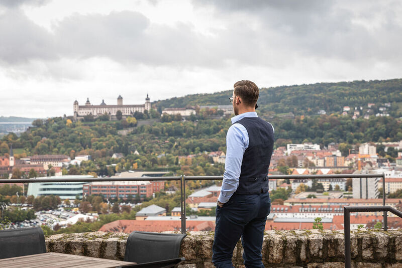 … über den Dächern von Würzburg ein wichtiges Telefonat zu führen. (Stefan Bausewein)