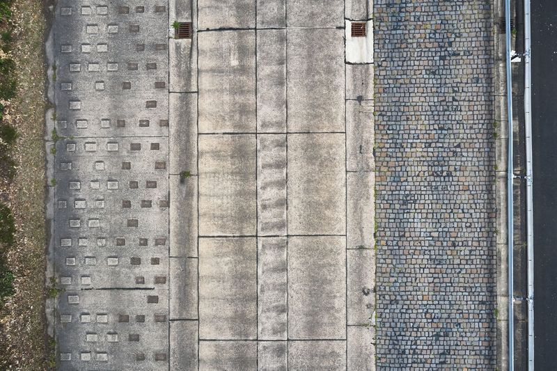 Pflastersteine, Betonplatten mit und ohne Schlaglöcher lassen die Fahrzeugtechnik gezielt und zeitlich gerafft verschleißen. (Bild: Segula)