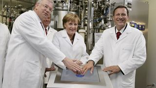 Eröffnung der Zellkultur-Produktionsanlage in Marburg durch MP Koch, Kanzlerin Merkel und Daniel Vasella. (Bild:Novartis)
