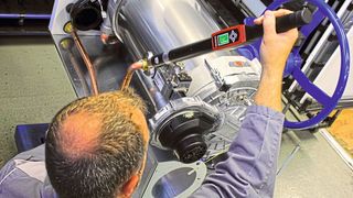 Der Drehmomentschlüssel Q-Shield kann Prozesse überwachen sowie IO- und NIO-Daten an ein übergeordnetes System weitergeben.  (Bild: Desoutter)