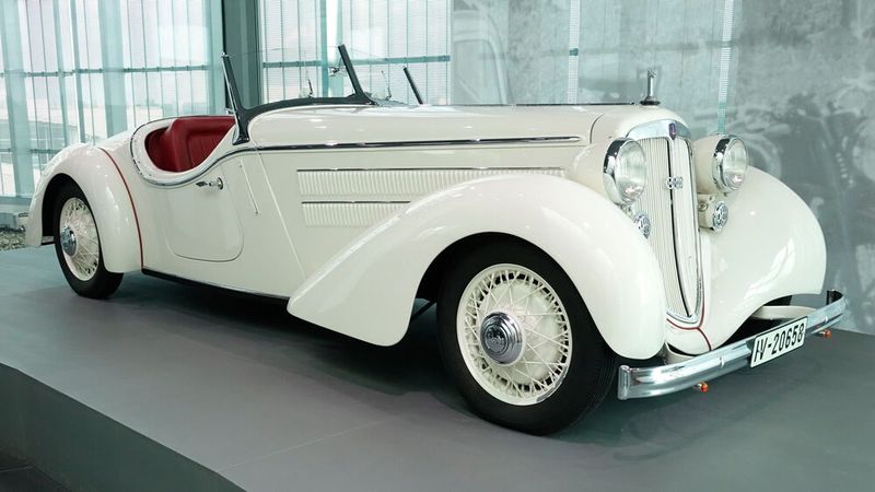 Der Audi Front 225 ist ein Fahrzeug der Mittelklasse mit Frontantrieb, den Audi als Nachfolger des Audi Front UW im Februar 1935 auf der 25. Internationalen Automobil- und Motorrad-Ausstellung (IAMA) in Berlin vorstellte. Der 2,3-Liter-Sechszylindermotor des Audi Front 225 entsprach dem des Wanderer W 245. Er leistet 50 PS bei 3.500 1/min (ab 1937: 55 PS bei 3.800 1/min). Das vor dem Motor liegende Viergang-Getriebe mit synchronisiertem 3. und 4. Gang wird über einen Schalthebel an der Armaturentafel betätigt.  (Bild: Dominsky – VCG)