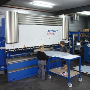 Die CNC-Abkantpresse Boschert SPP 4160 mit einer Arbeitsbreite von 4000 mm, einer Bombiereinrichtung mit 4000 mm, automatischen Doppel-Vorderanschlägen und einer Sicherheitseinrichtung mit Lichtschranken-vorhang-System. Bild: Grundler