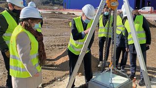 Grundsteinlegung in Zeiten von Corona: Der Geschäftsführer von Lauda Ultracool, Xavier Armengol (Mitte), bei der Versenkung der Zeitkapsel in das Fundament der neuen Produktionsstätte. Links neben ihm: die stellvertretende Bürgermeisterin von Terrassa, Frau Nuria Marín. (Lauda)