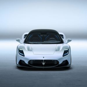 Ein Sportwagen der alten Schule: flache Haube, hochkant geschlitzte LED-Scheinwerfern, vordere Kotflügel, die über die Fronthaube hinauslugen.(Bild:  Maserati)