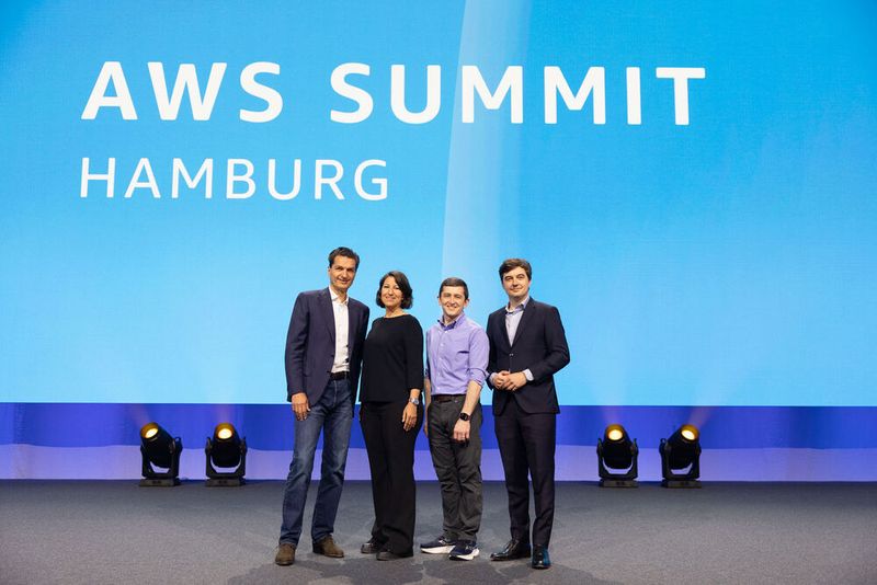 (v. l.) Die Keynote Speaker: Stefan Höchbauer (AWS), Donya-Florence Amer(Hapag-Llyoyd, Kevin Miller(AWS) und Dr. Steffen Merkel (DFL) (Bild: AWS)