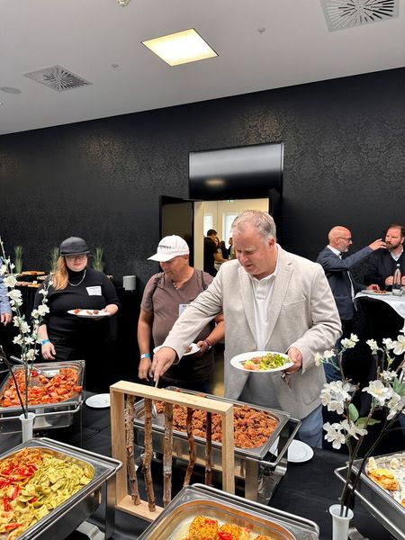 Wenn man wie Patrick Pauly (Pauly Büromaschinen) seit 30 Jahren comTeam Partner ist, dann darf man sich auch Zeit beim Lunch nehmen. (Bild: Vogel IT-Medien GmbH)
