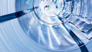 Auf der Holzfachmesse Ligna in Hannover präsentiert Hugo Vogelsang die direkte Bandstahlbedruckung. (Vogelsang)