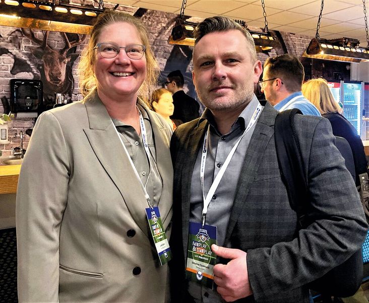 Sandy Kellner kümmert sich bei Macmon Secure um die internationalen Partner, hier im Gespräch mit Petr Kolouch (Colsys-Automatik) aus Prag. (Bild: Macmon Secure)